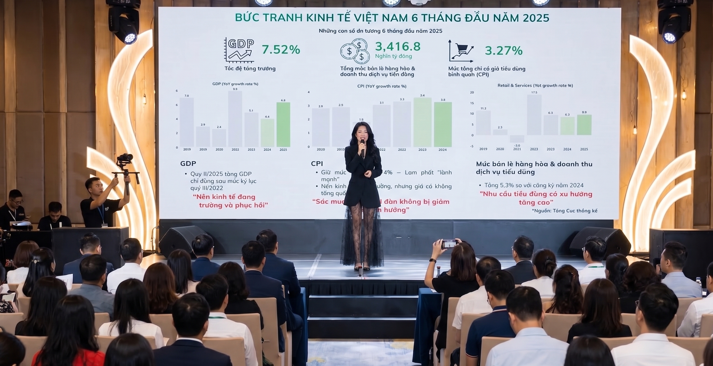 Nguyễn Mỹ Hạnh giving a talk